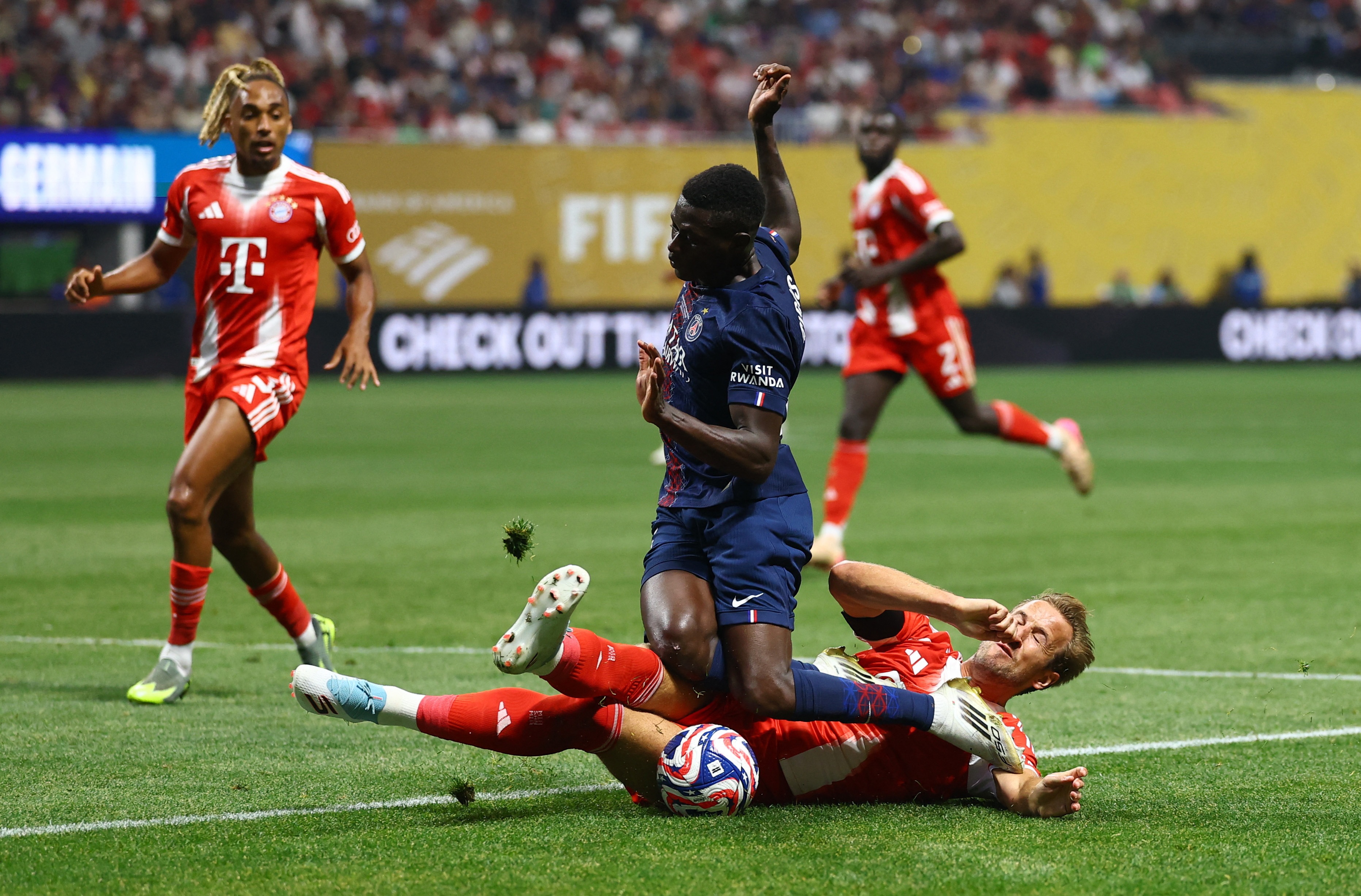 Kane tac bong khien Mendes nga 'chong vo' hinh anh