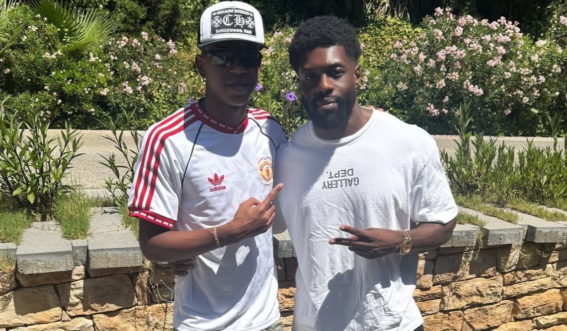 Yamal gay sot khi khoac ao MU hinh anh