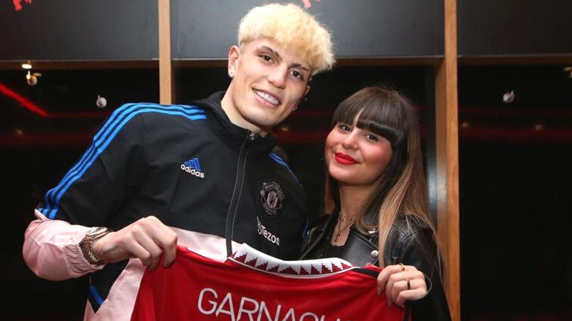 Garnacho chia tay ban gai? hinh anh