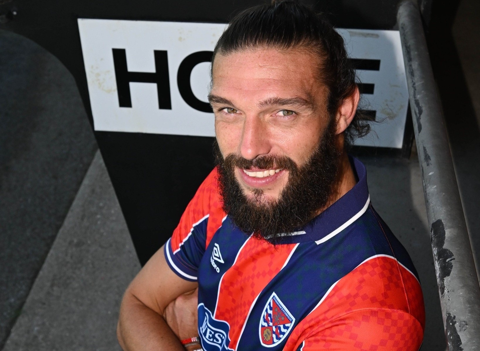 Carroll lam co dong kiem cau thu o CLB hang 6 Anh hinh anh