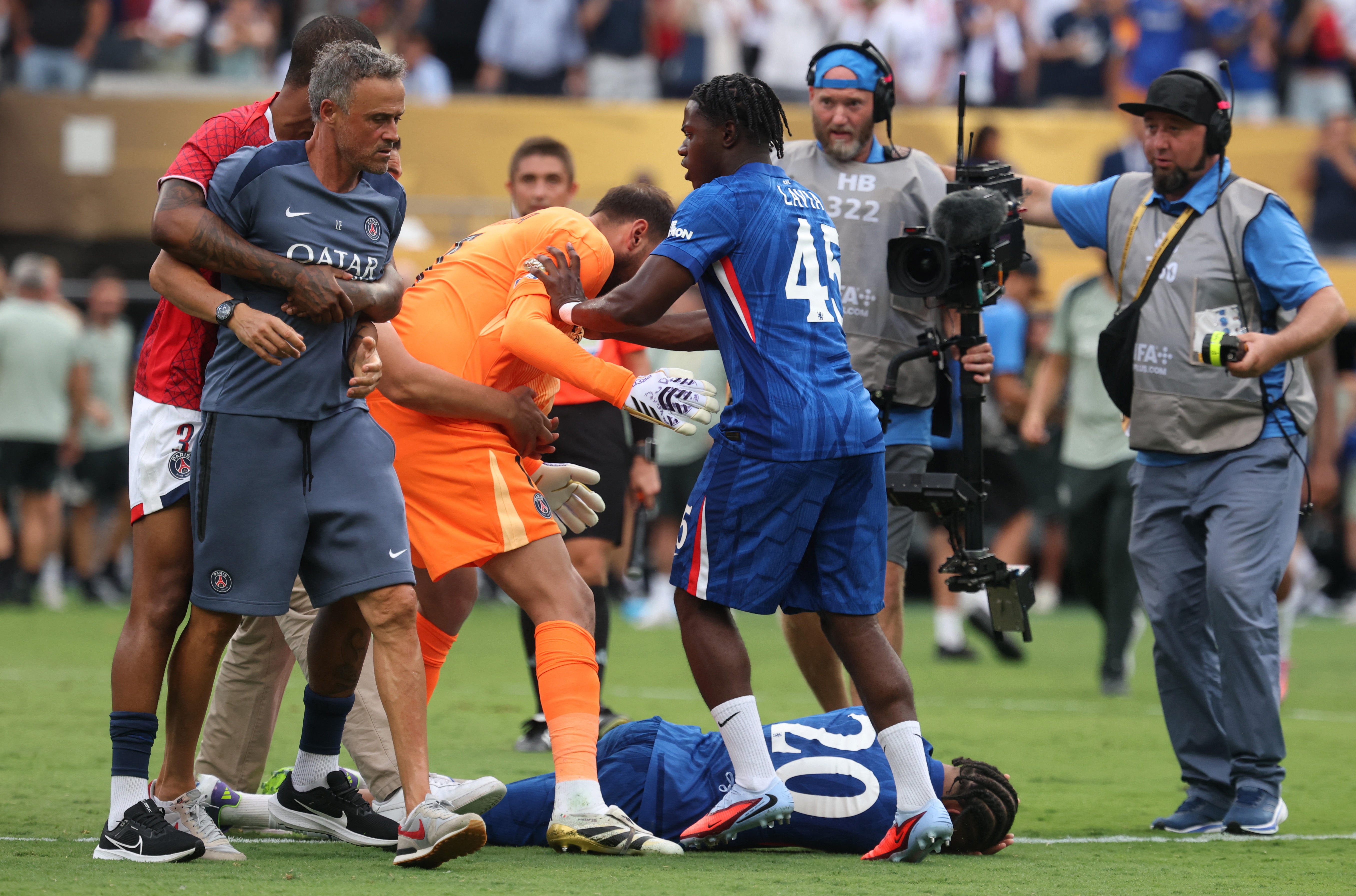 HLV Enrique nguy co bi phat vi bop co cau thu Chelsea hinh anh