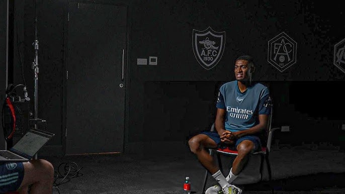 Arsenal de lo tan binh do su co hy huu hinh anh