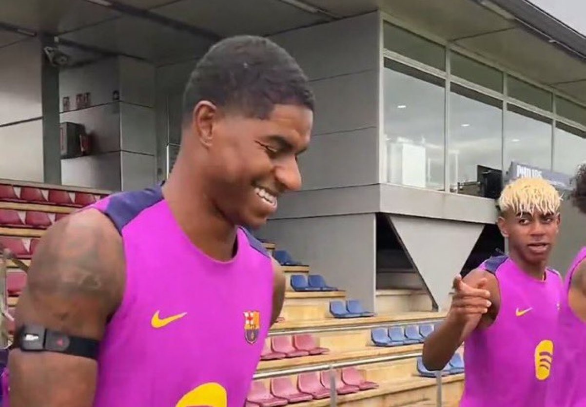 Rashford cuoi tuoi hinh anh