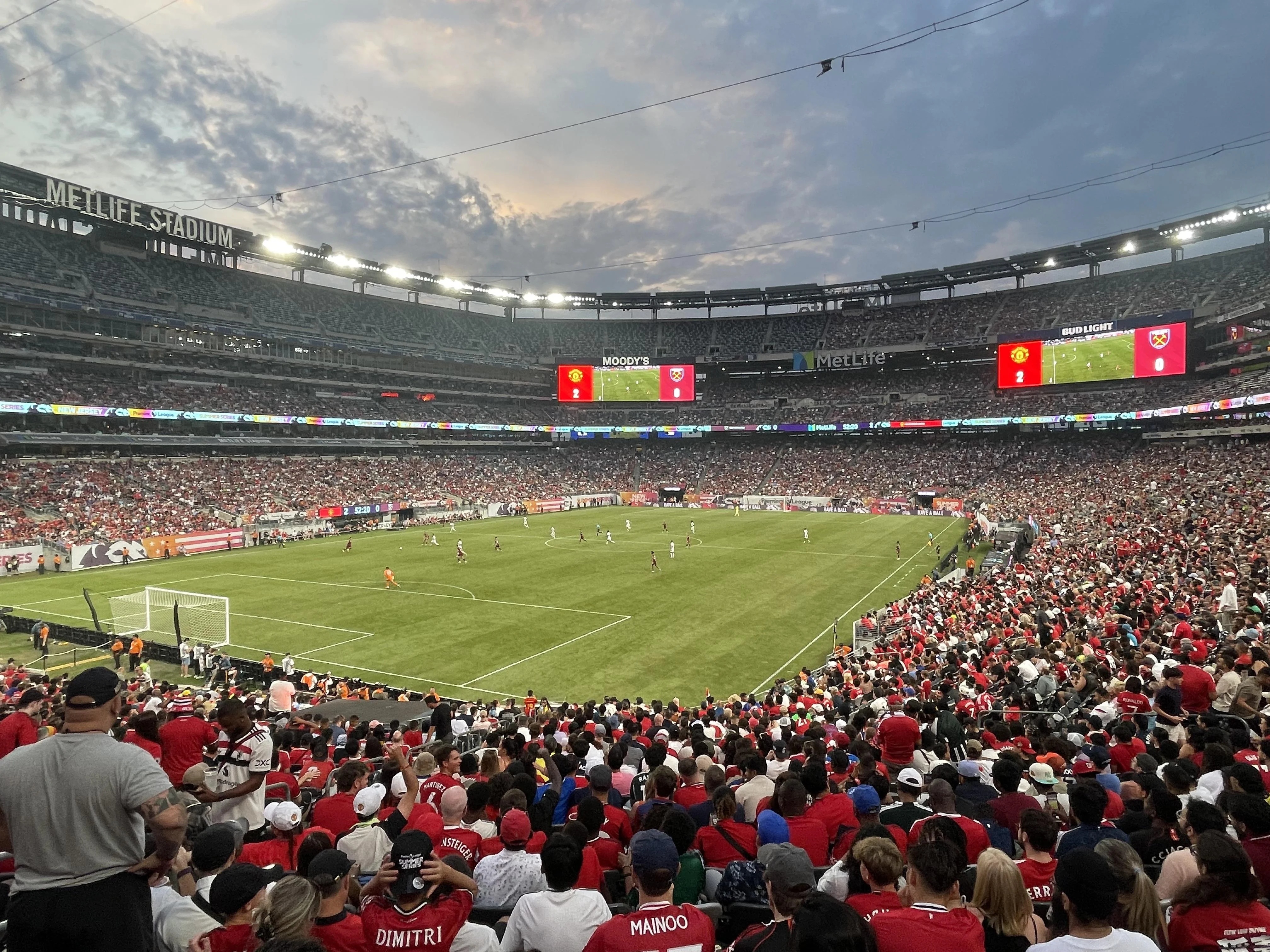 Tran Arsenal vang tanh, con MU lap ky luc khan gia o My hinh anh