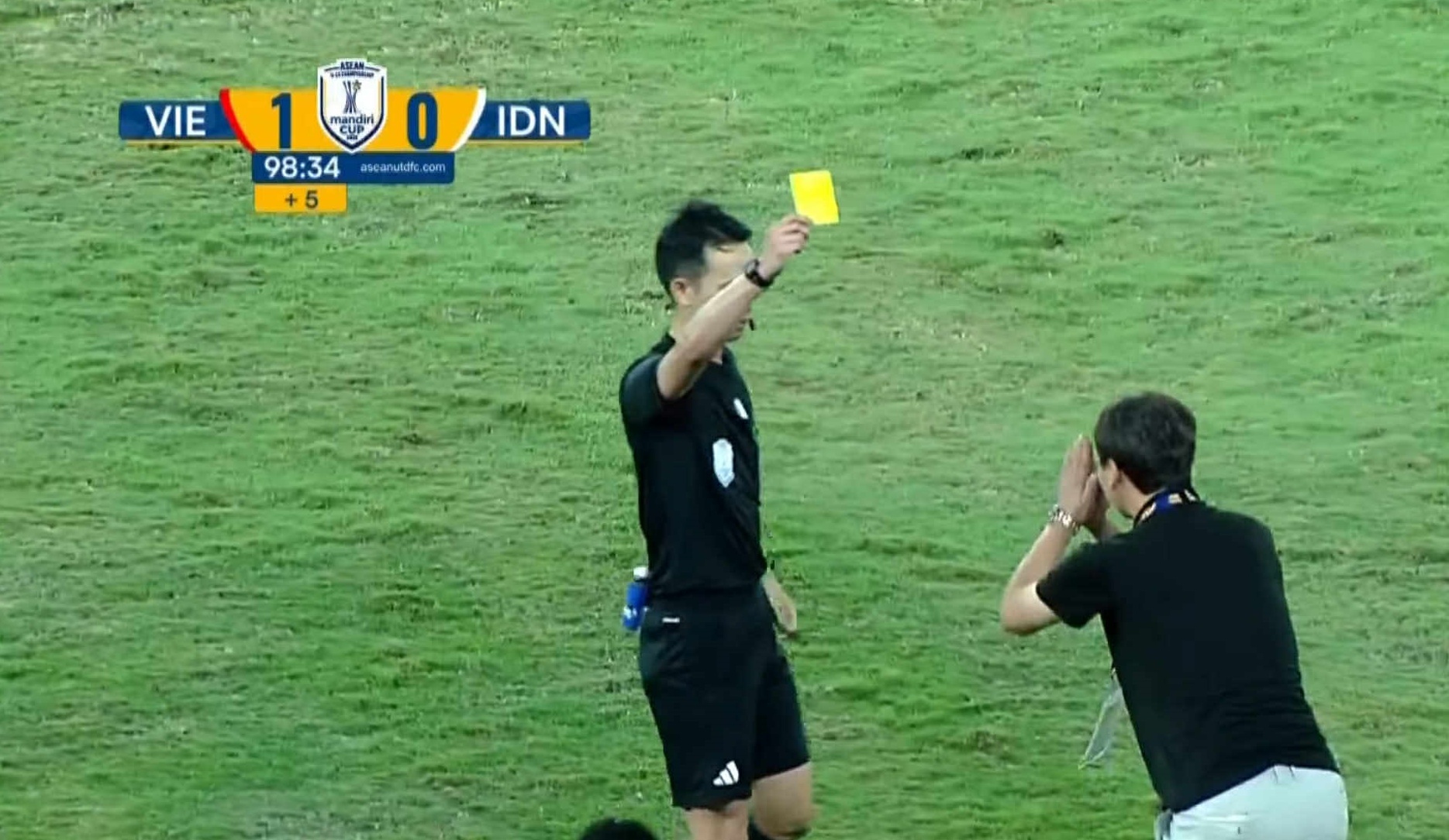 HLV Kim Sang-sik vai lay trong tai hinh anh