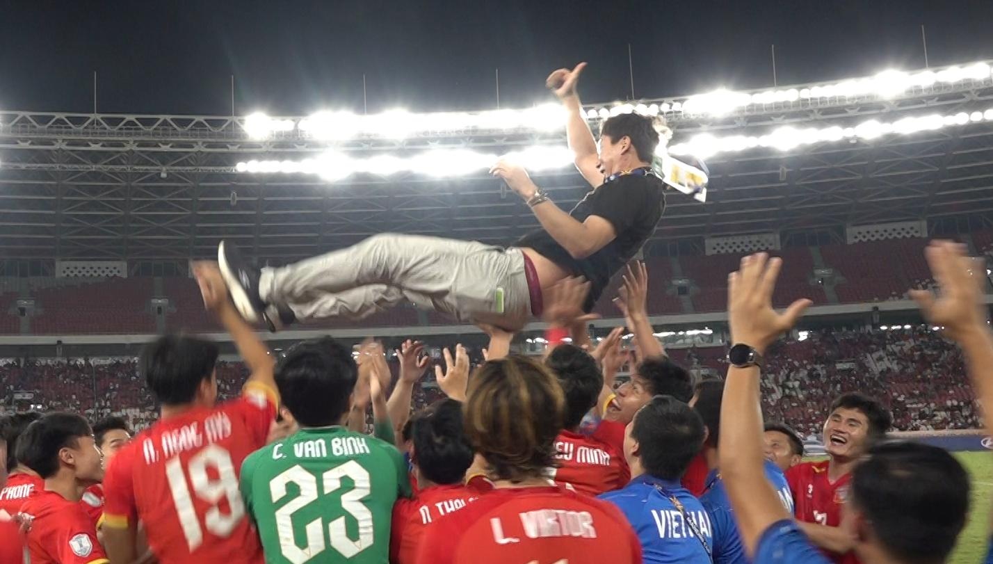 U23 Viet Nam 'lam roi' HLV Kim Sang-sik khi cong kenh an mung hinh anh