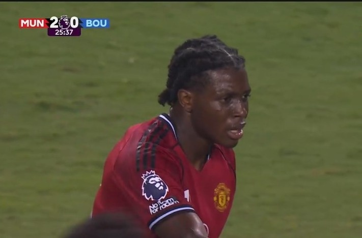 Fan MU doi thai do voi Dorgu hinh anh