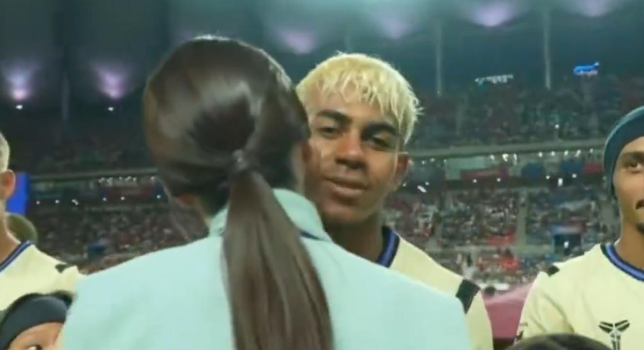 Yamal lau mieng sau khi hon co gai hinh anh