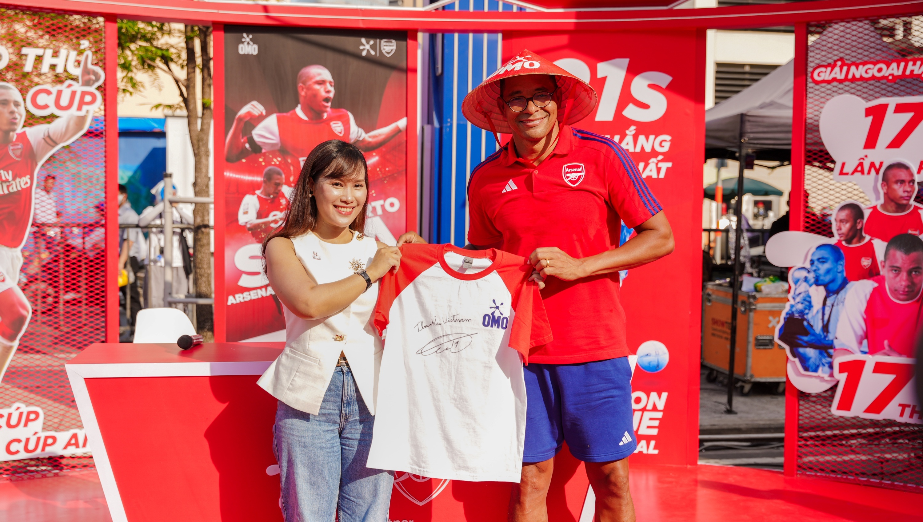 Voc dang an tuong cua huyen thoai Arsenal khi den Viet Nam hinh anh