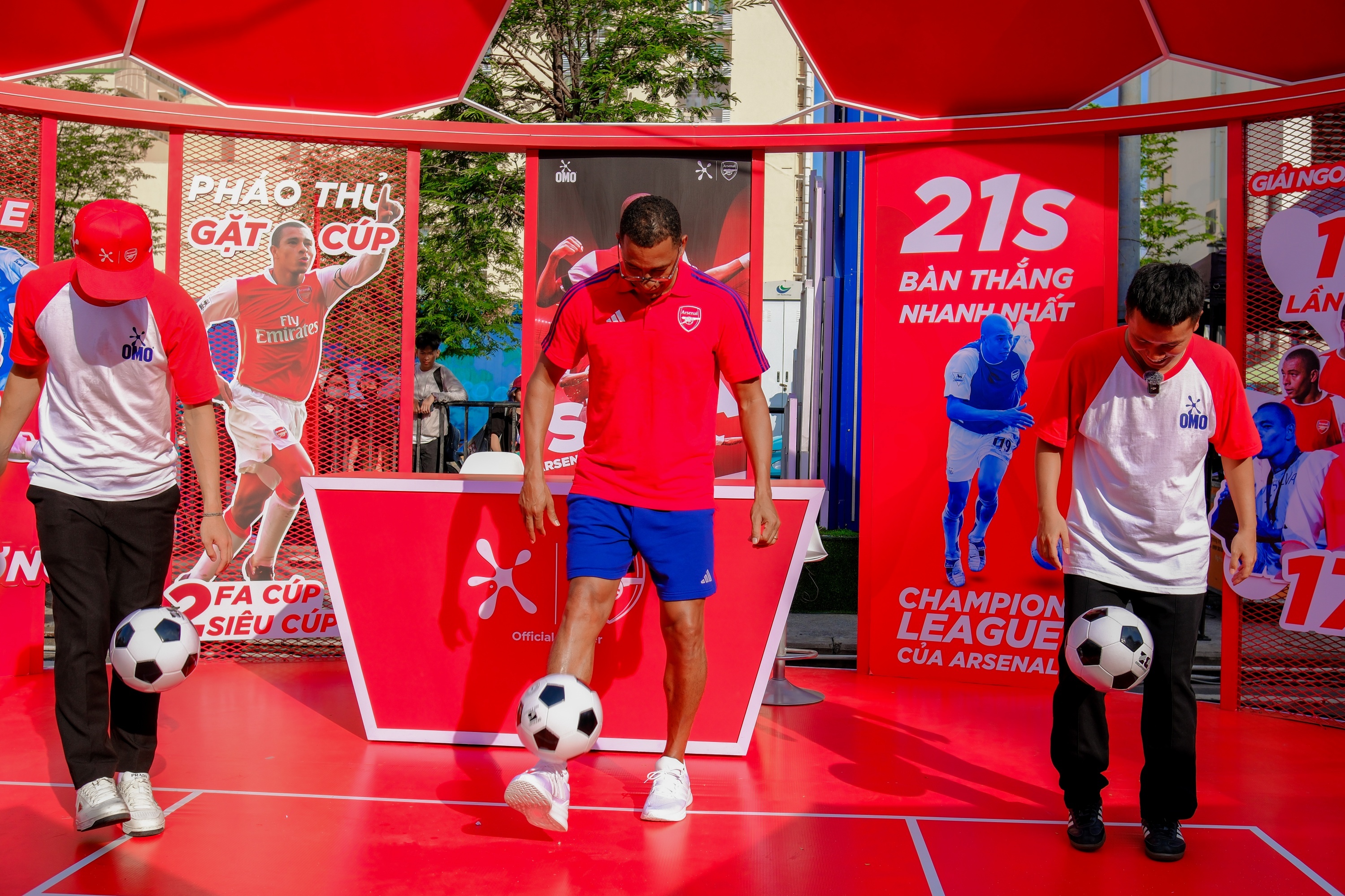 Tien Linh thang huyen thoai Arsenal trong man tang bong hinh anh