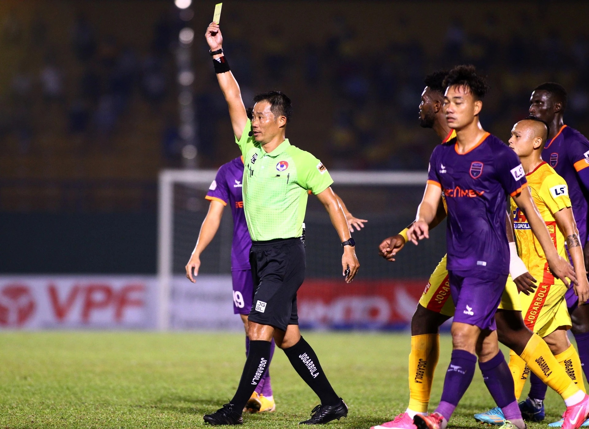 Trong tai Tran Dinh Thinh qua doi hinh anh