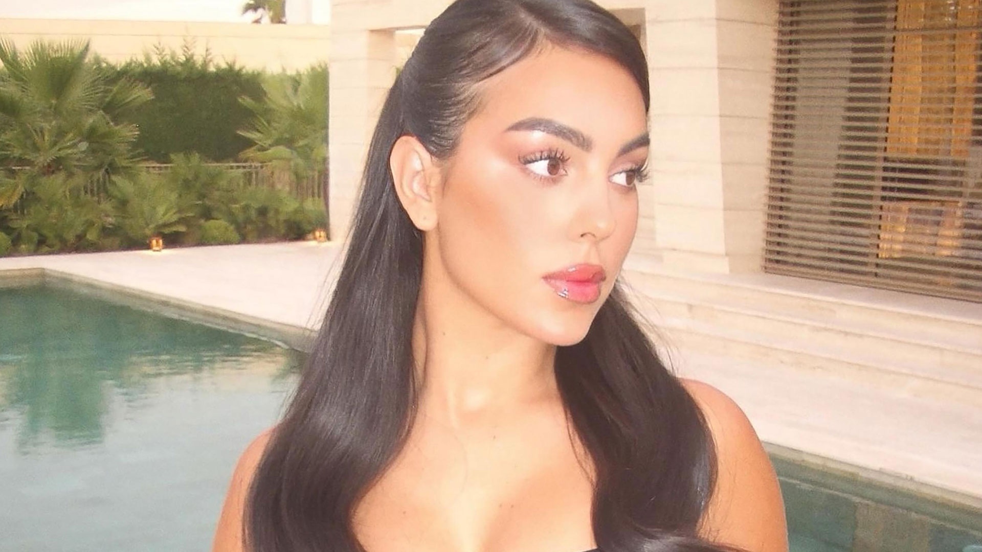 Ban gai Ronaldo mac vay ngan cun hinh anh