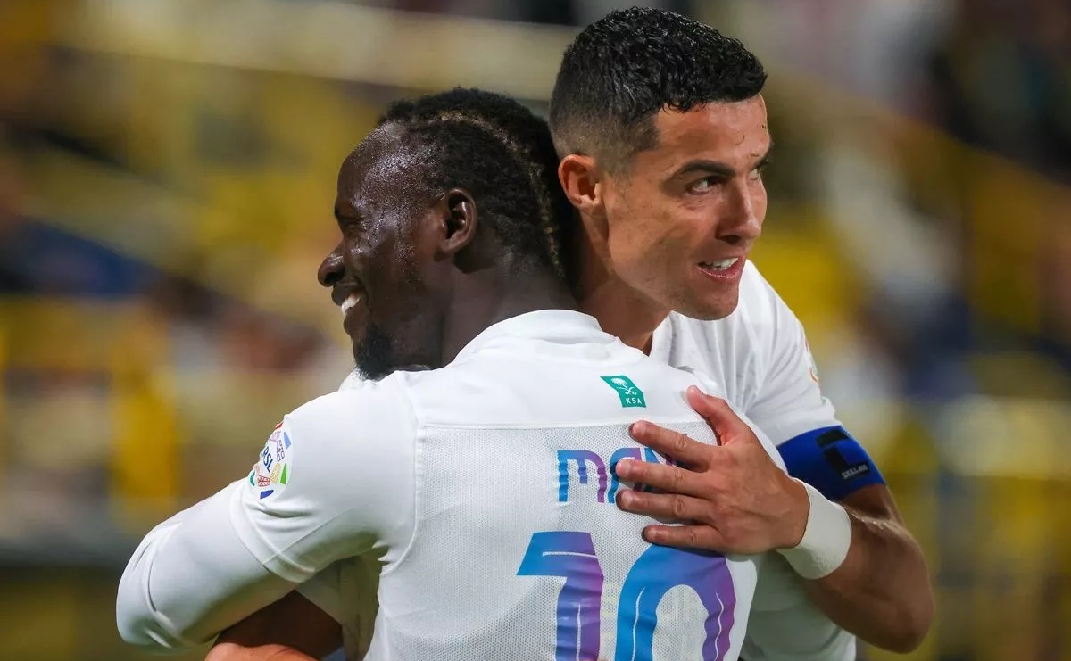 Ronaldo nhuong penalty cho Mane, cai ket khien CDV sung so hinh anh