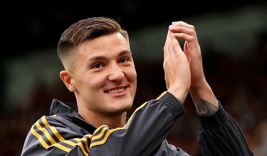 Lo dien so ao cua Sesko o MU hinh anh