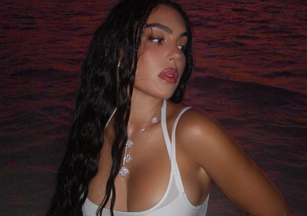 Ban gai Ronaldo dien do trong suot hinh anh