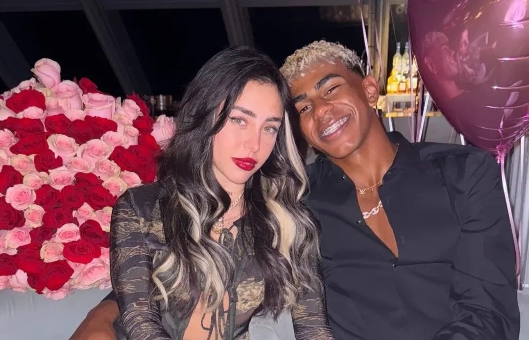 Yamal cong khai ban gai hinh anh