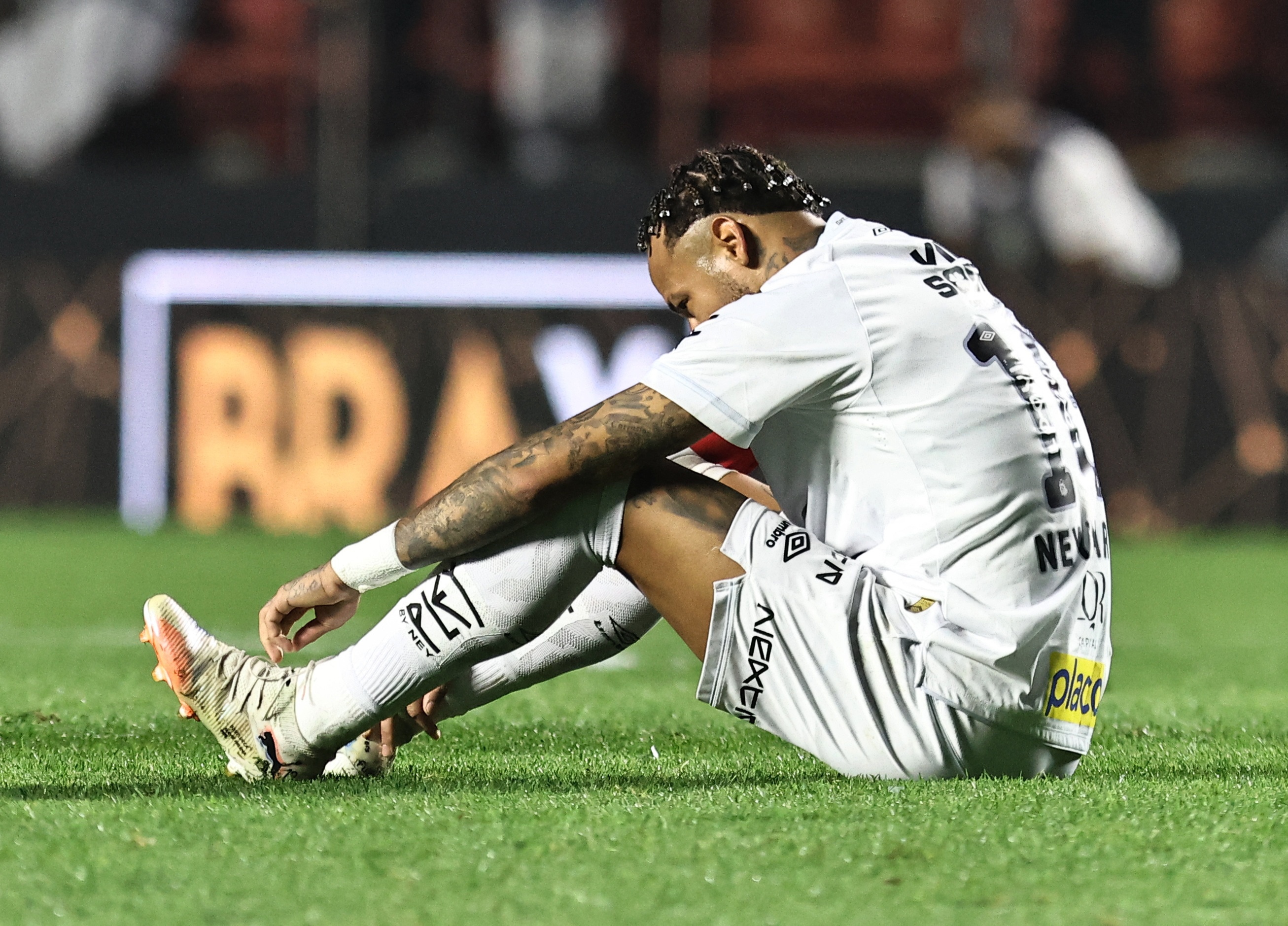 Neymar lai chan thuong hinh anh