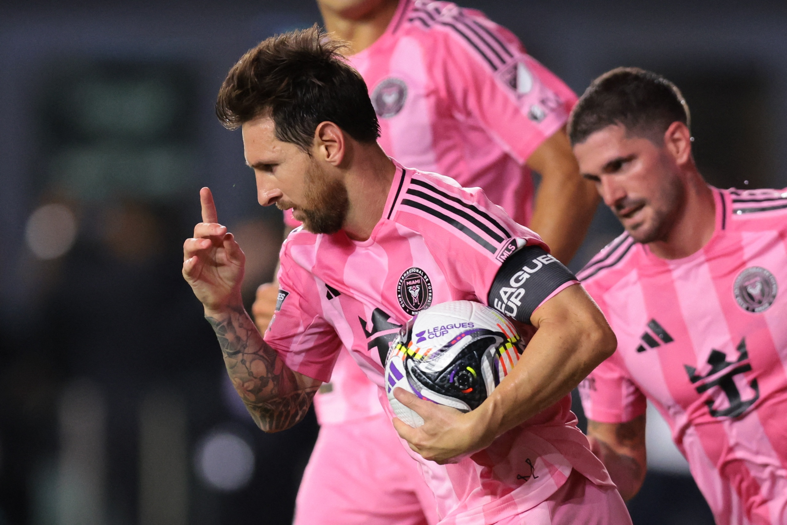 Messi toa sang hinh anh