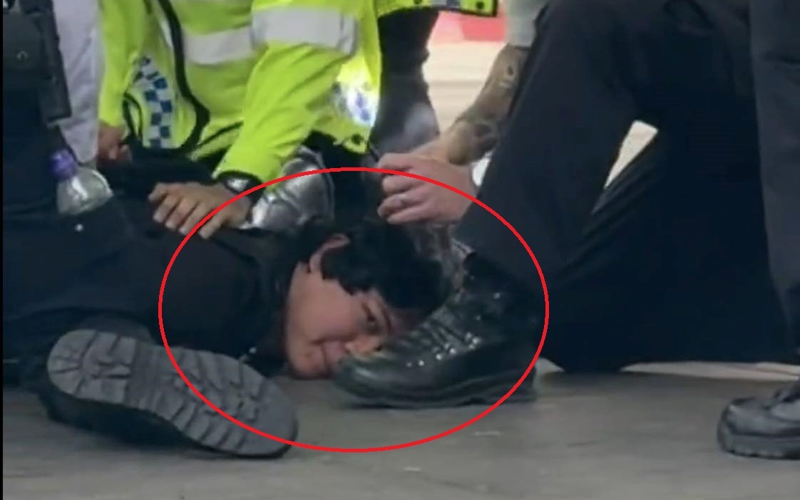 Tay sung bi bat ben ngoai san cua Chelsea hinh anh