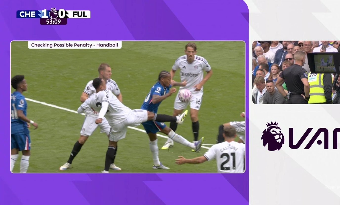 2 quyet dinh gay phan no o tran Chelsea-Fulham hinh anh