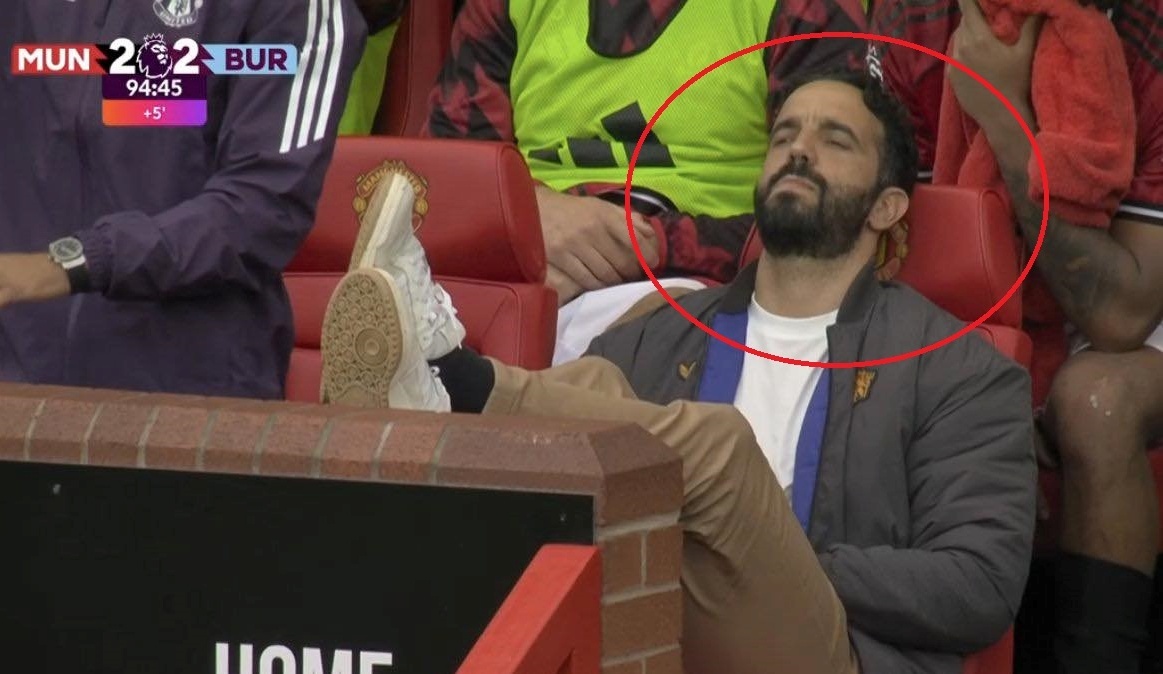 Amorim khong dam nhin Fernandes sut 11 m hinh anh