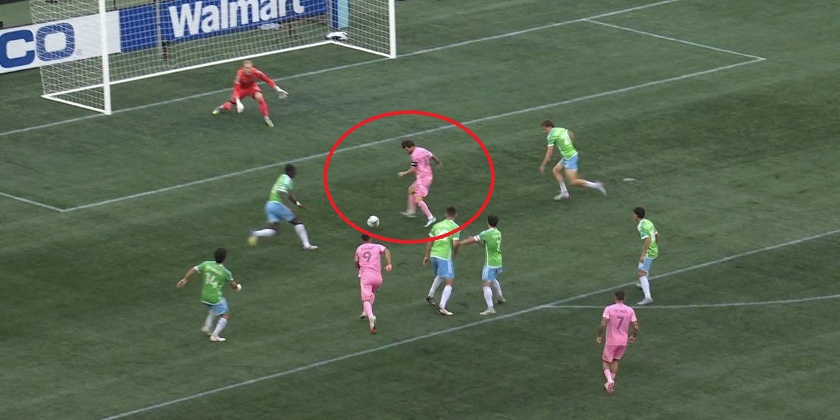 Messi gay ngo ngang hinh anh