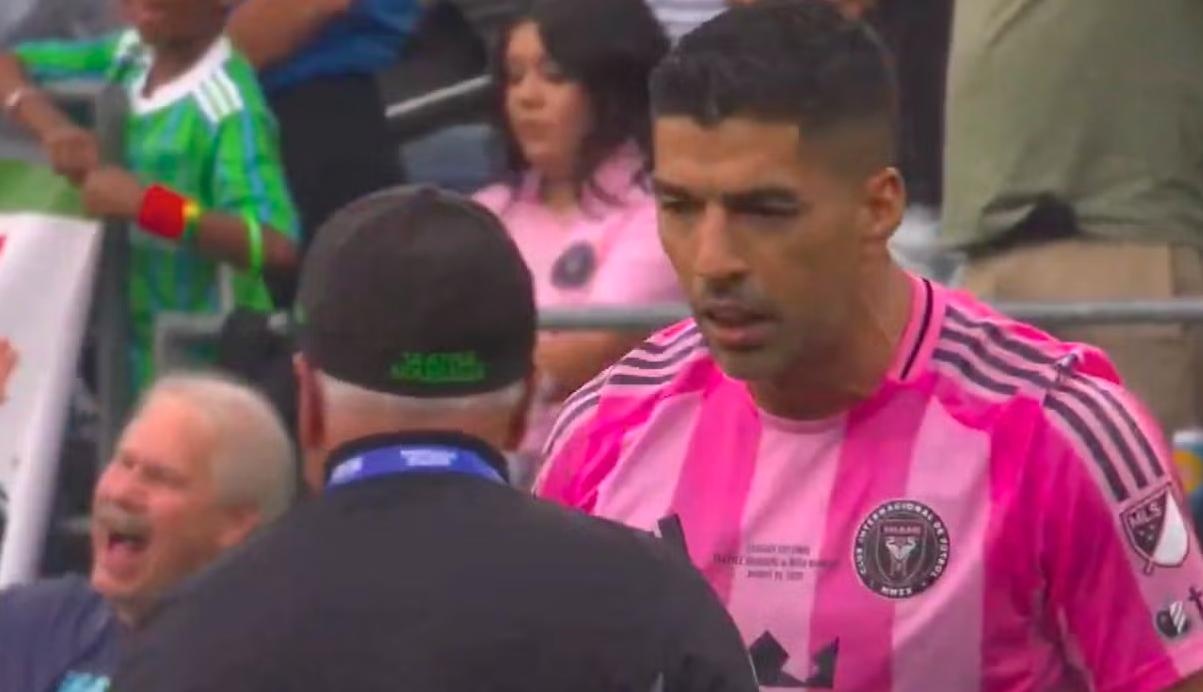 Khoanh khac Suarez phun nuoc bot hinh anh