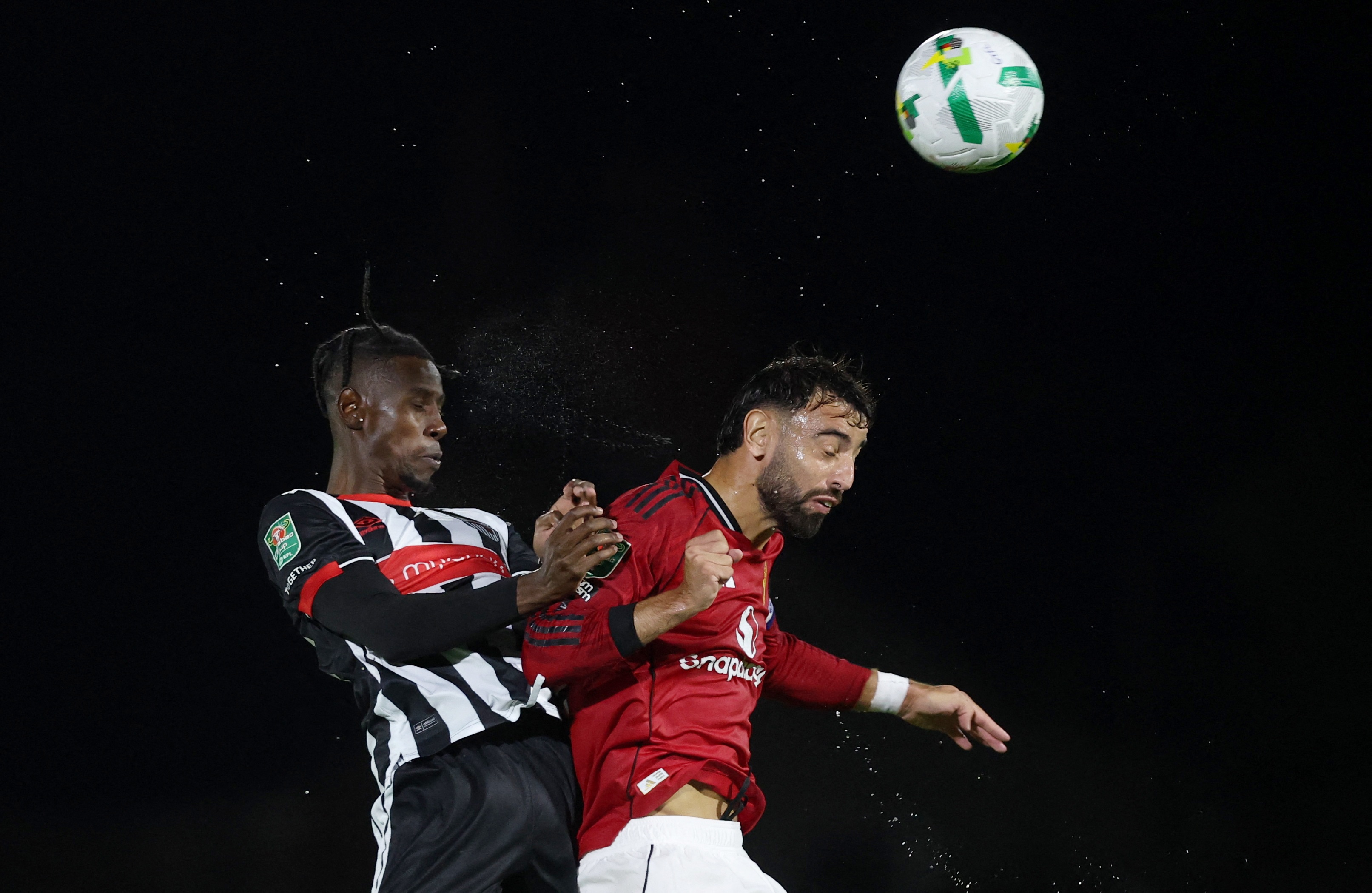 Grimsby Town bi phat sau tran thang MU hinh anh