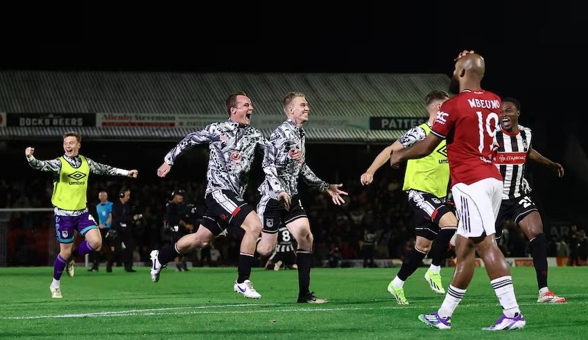 MU tu choi da lai du Grimsby pham luat hinh anh