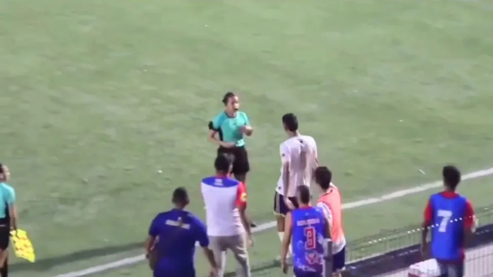 Khoanh khac nu trong tai bi tat vao mat hinh anh