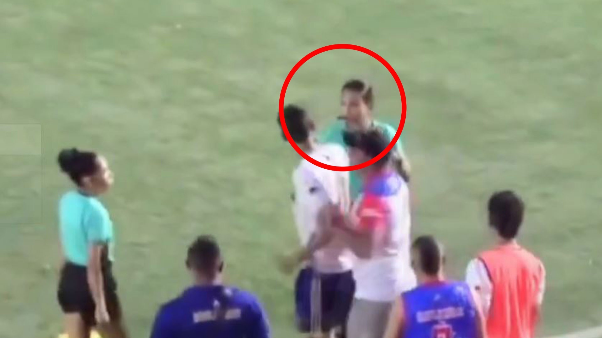 Cau thu tat nu trong tai o giai Nam My hinh anh