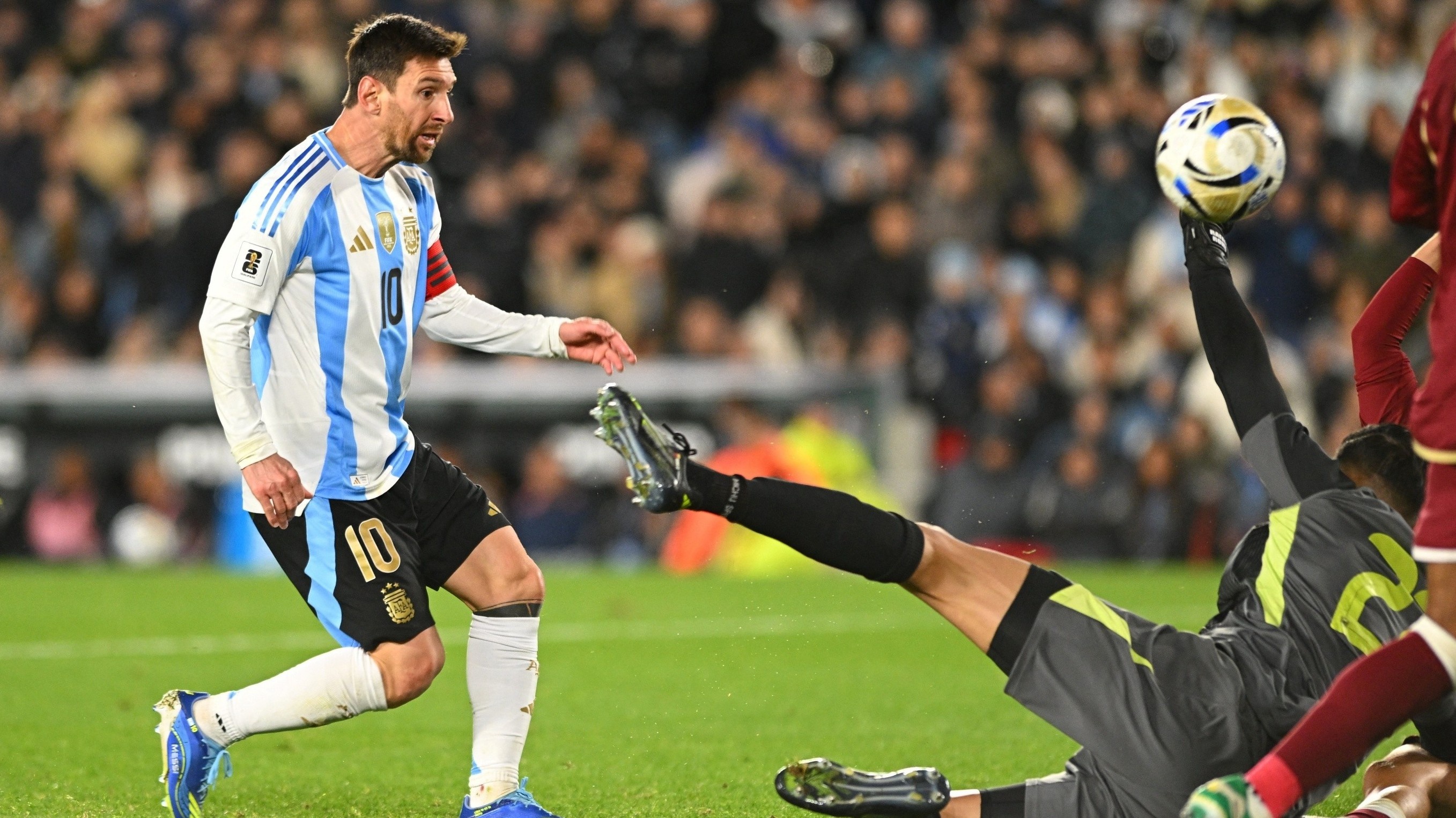 Messi lop bong tinh te hinh anh