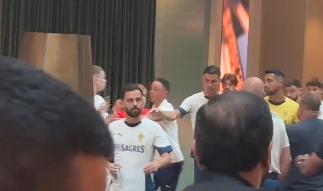 Khoanh khac Ronaldo day fan vang xa ca met hinh anh