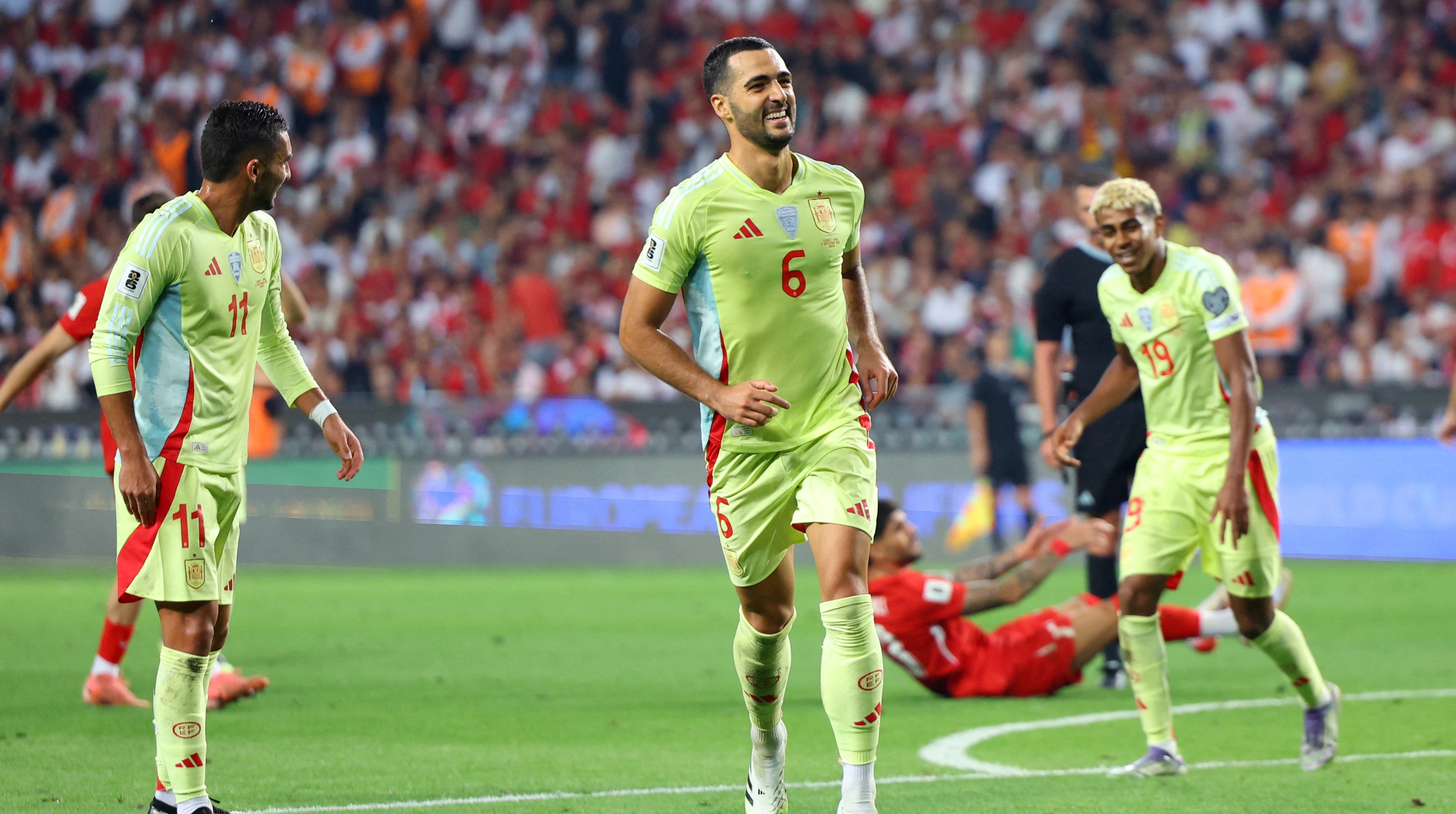 Ban thang cua Tay Ban Nha sau 25 duong chuyen, 75 giay kiem soat bong hinh anh