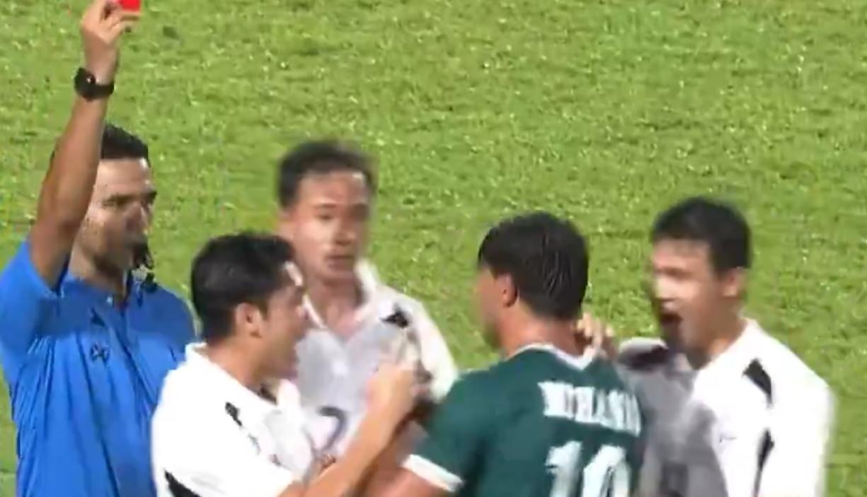 Khoanh khac cham ngoi au da o tran dau cua Thai Lan hinh anh