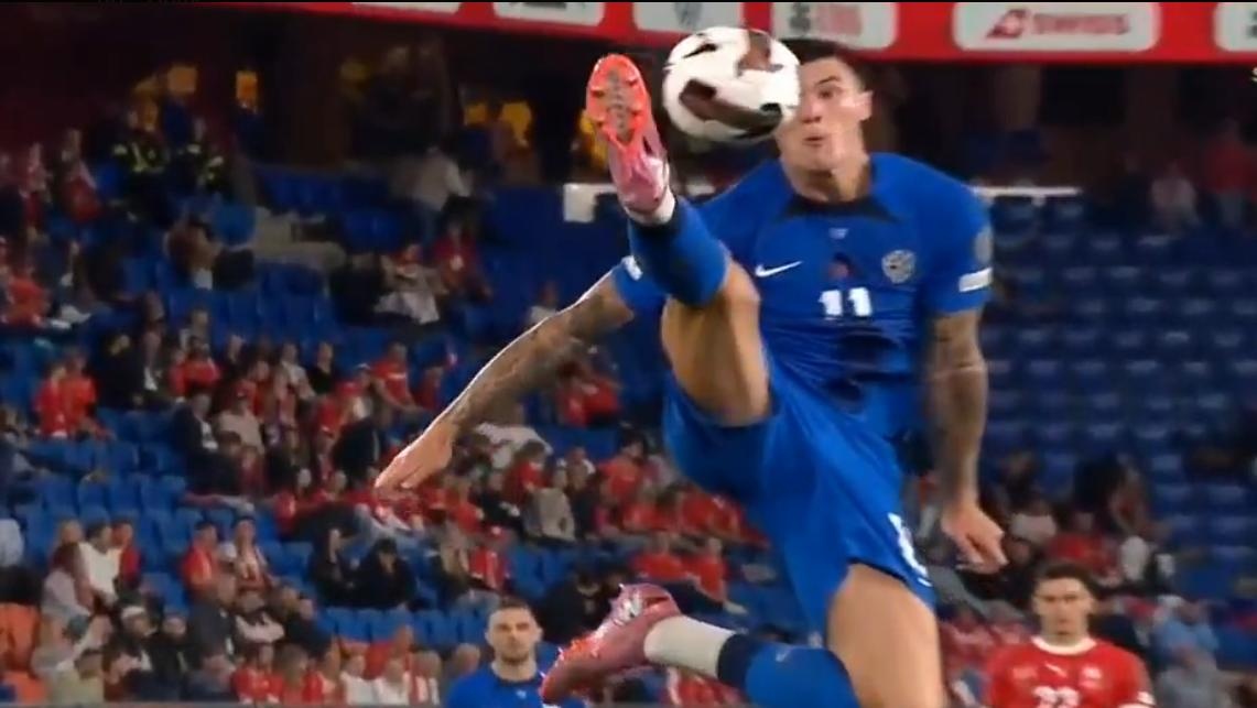 Khoanh khac Sesko do buoc mot tren khong hinh anh