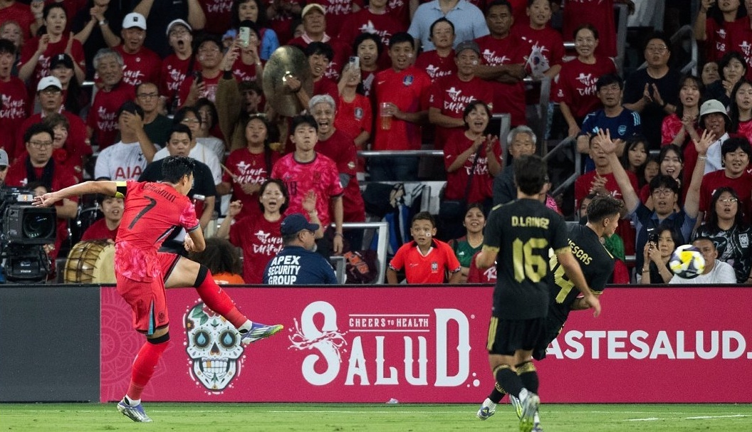 Cu sut volley 'chay luoi' cua Son Heung-min hinh anh