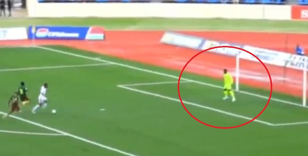 Khoanh khac Onana dung yen de doi thu ghi ban hinh anh