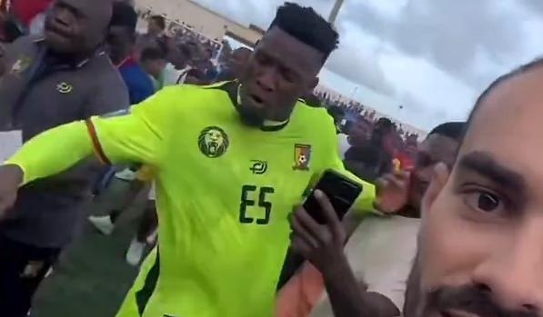 Khoanh khac Onana va cham voi nguoi ham mo hinh anh