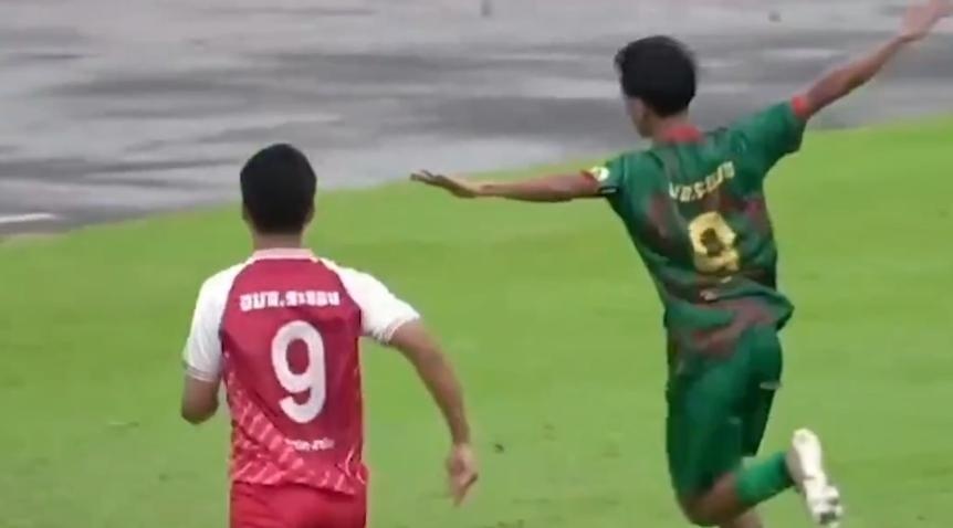 Cau thu Thai Lan be mat vi an mung som hinh anh