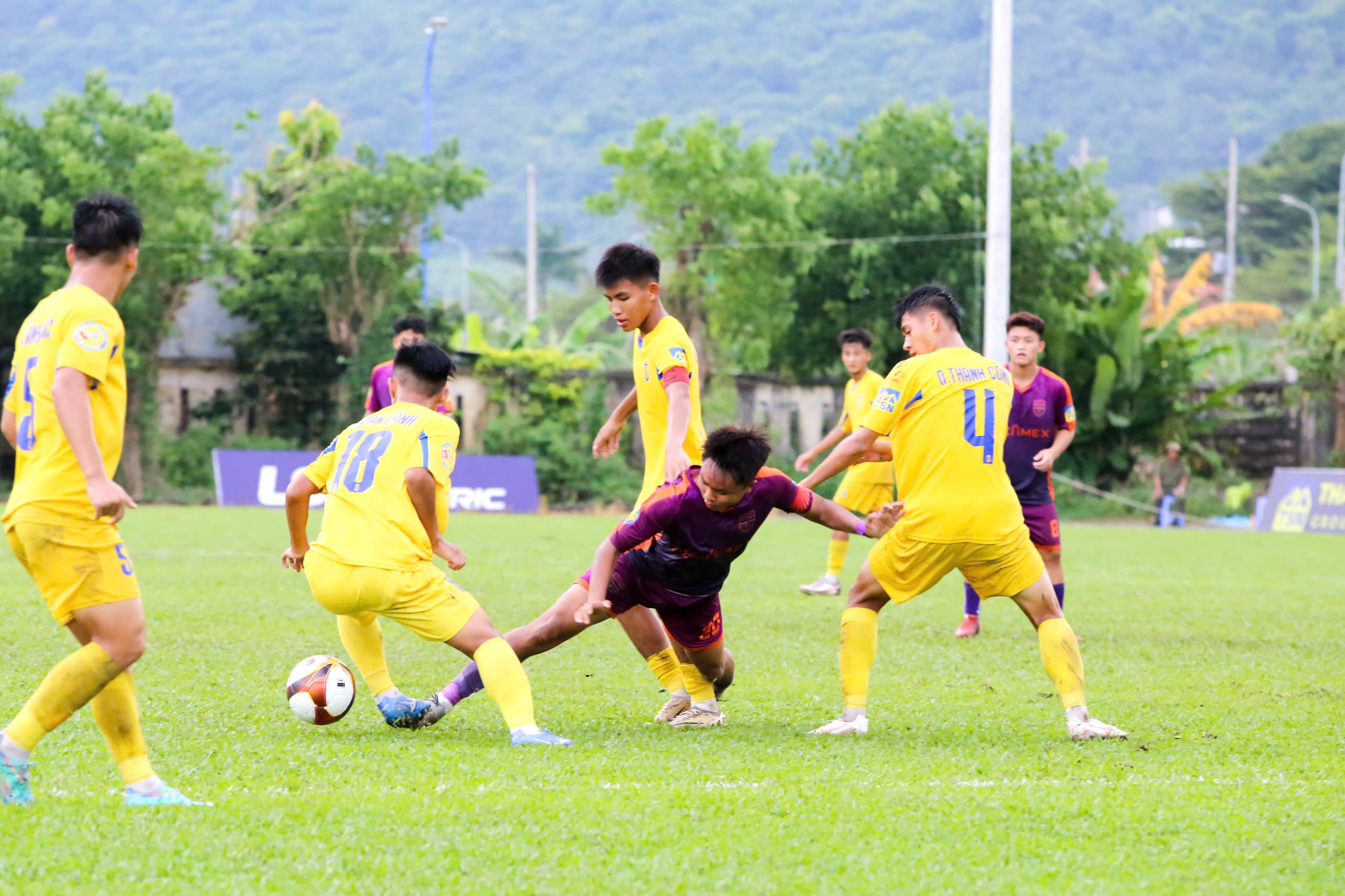 SLNA, Ha Noi thang dam ngay ra quan VCK U17 Quoc gia hinh anh