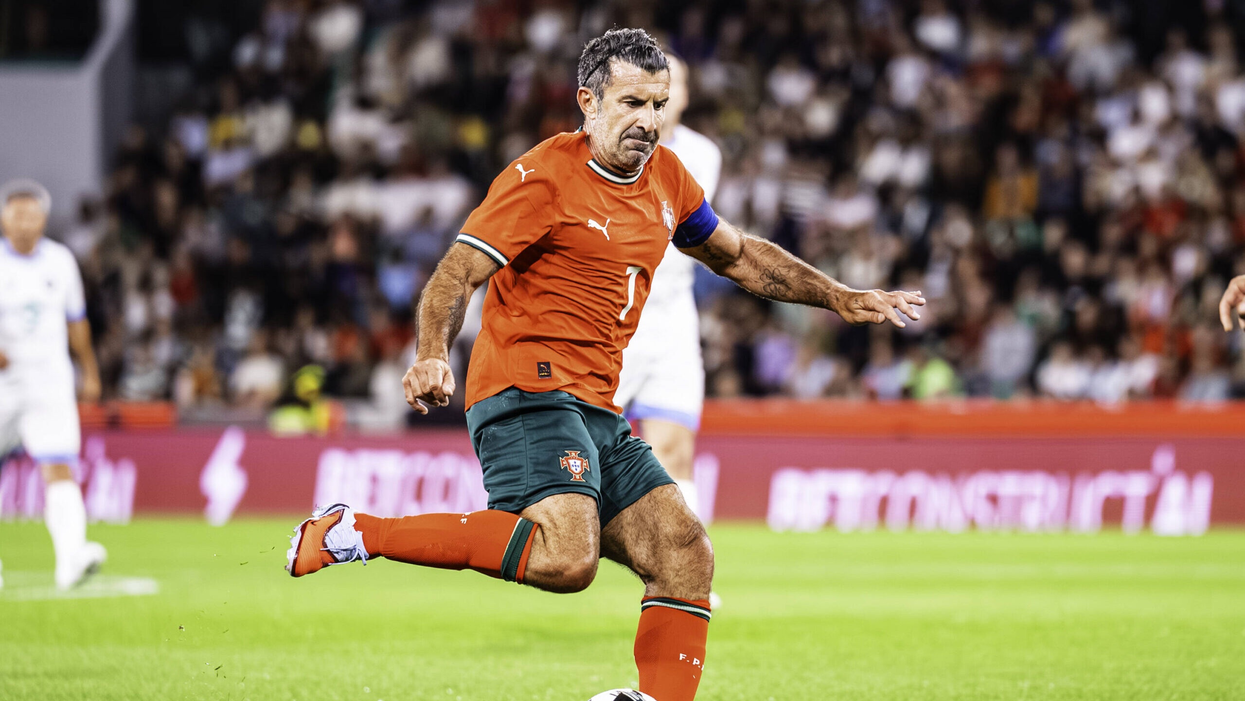 Figo solo ghi ban dang cap hinh anh