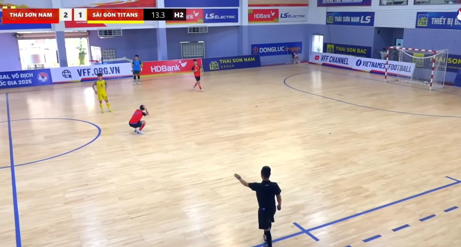 Khoanh khac da phan luoi nha gay buc xuc o giai U20 futsal Quoc gia hinh anh