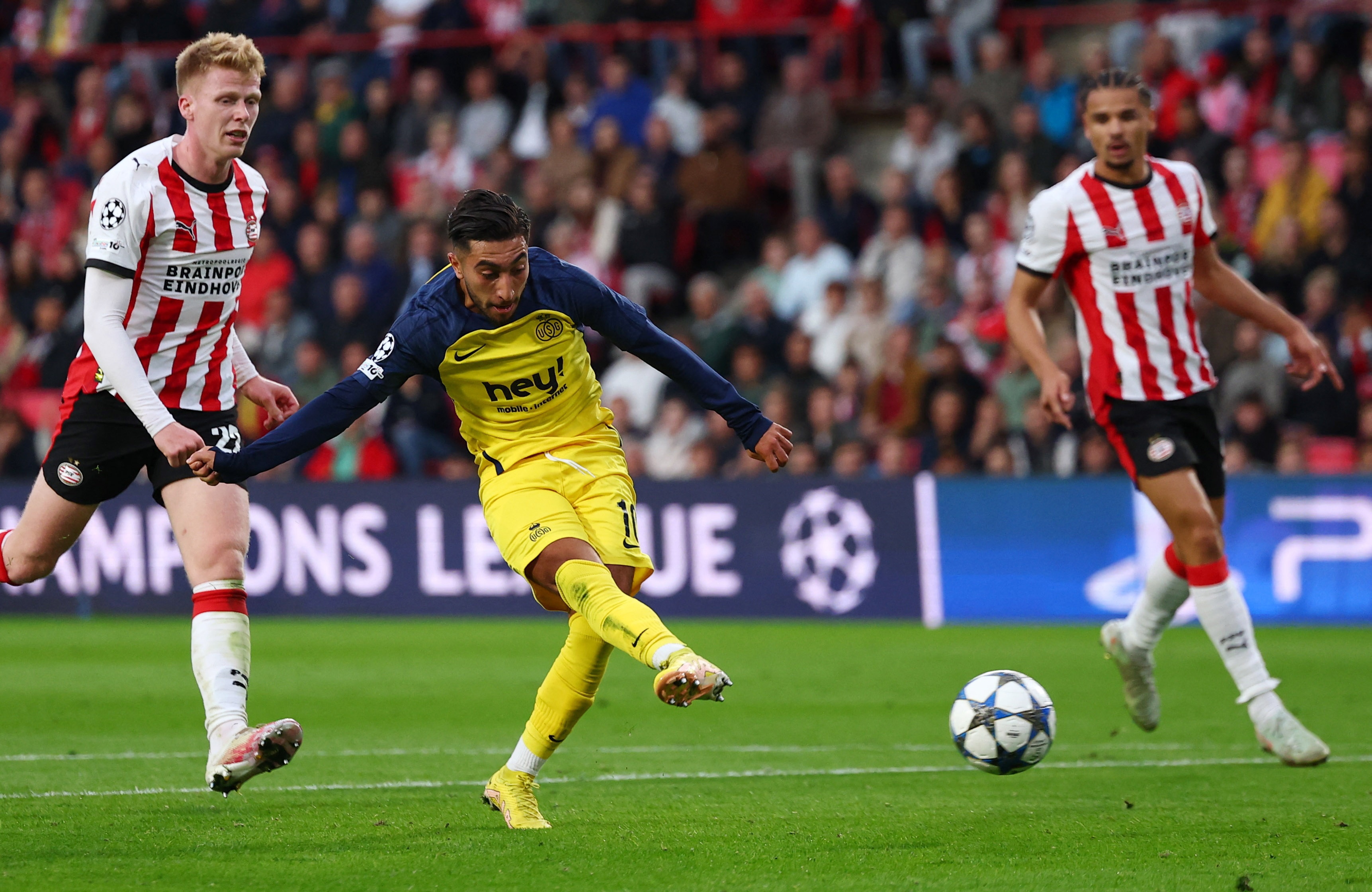 Tan binh lam ca chau Au sung so voi sieu pham nua san hinh anh