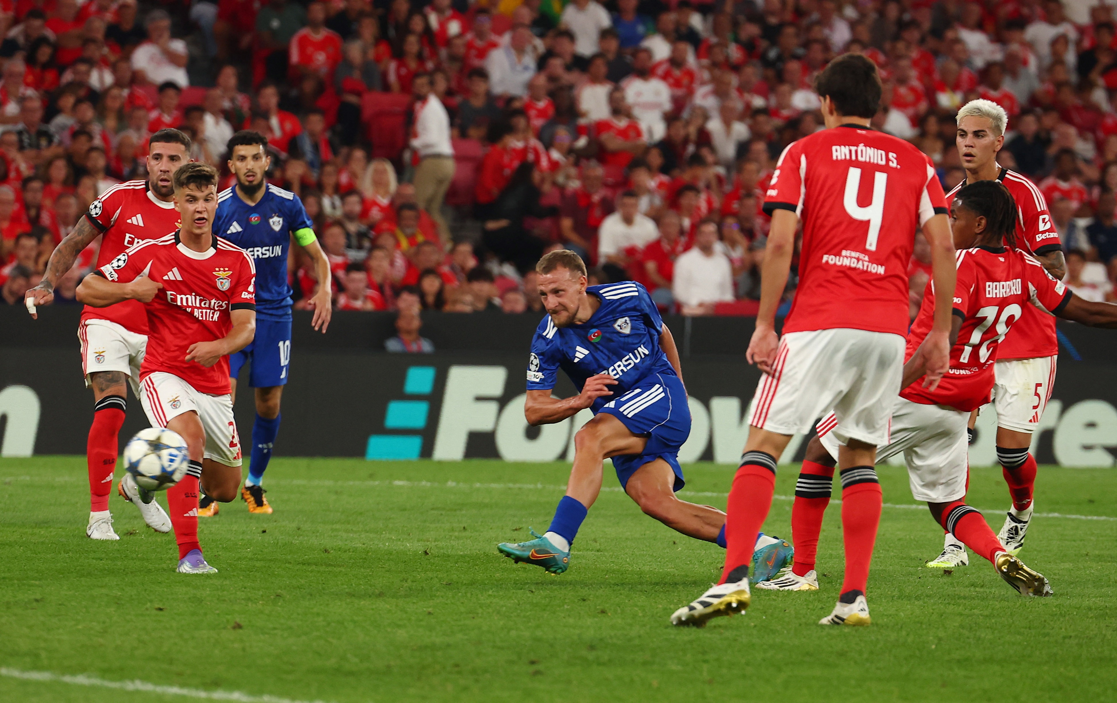 Qarabag boi thu tien thuong sau con dia chan hinh anh