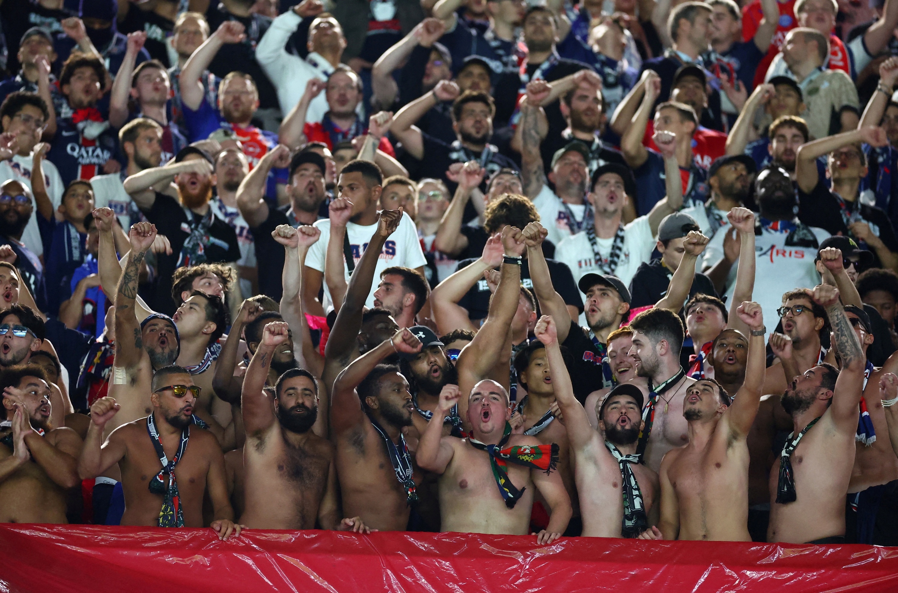 Bao loan truoc tran PSG, 19 nguoi bi bat hinh anh