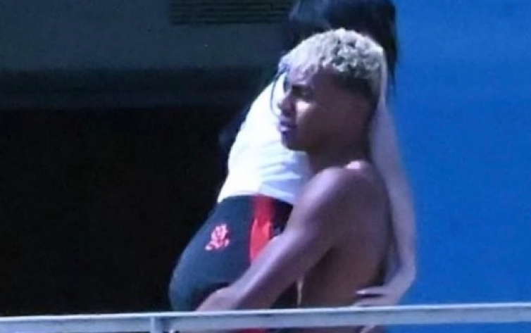 Buc anh Yamal va ban gai hon 6 tuoi gay chu y hinh anh