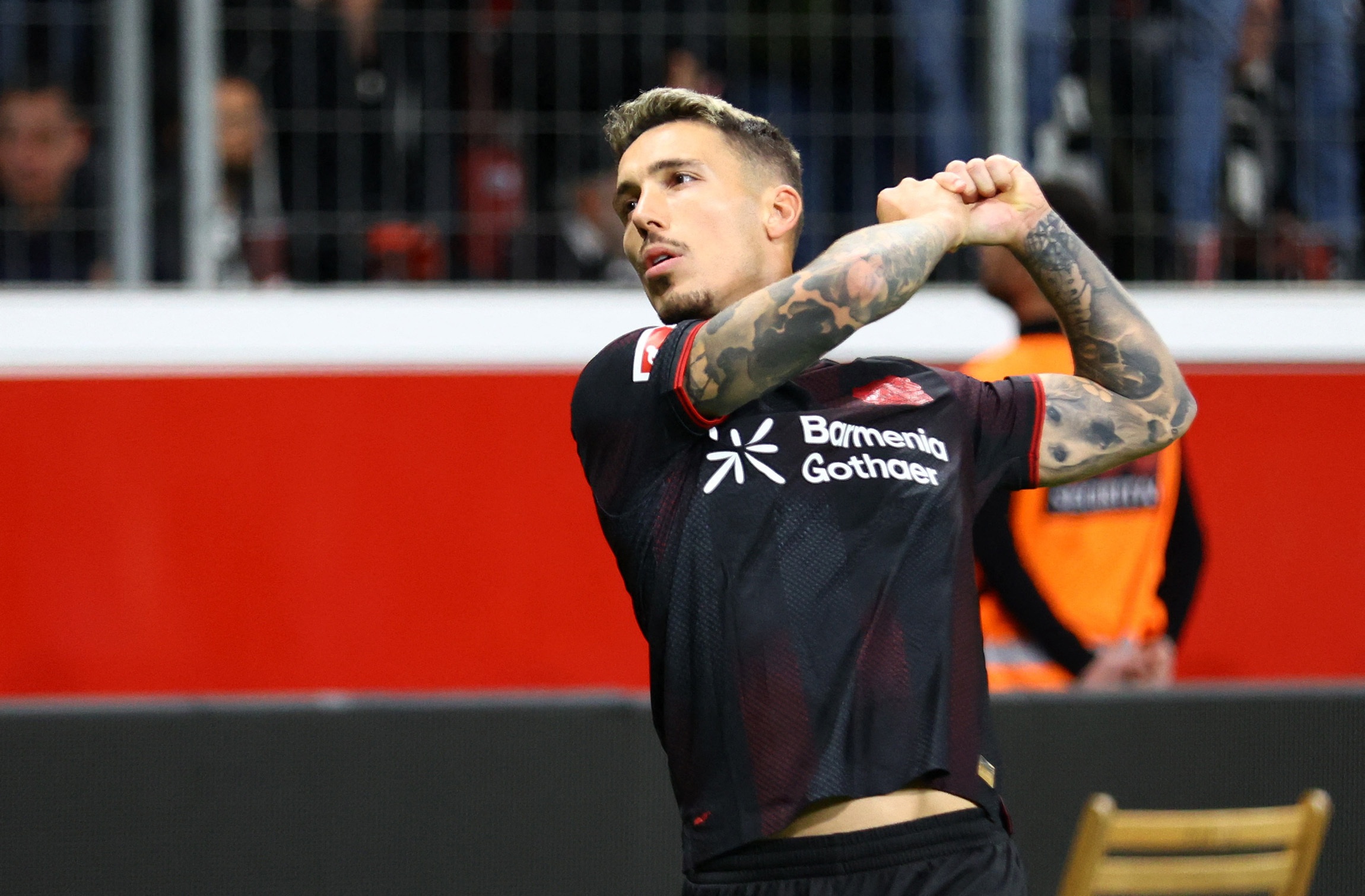 Cau thu Leverkusen ghi 3 ban lien tiep tu cu da phat hinh anh