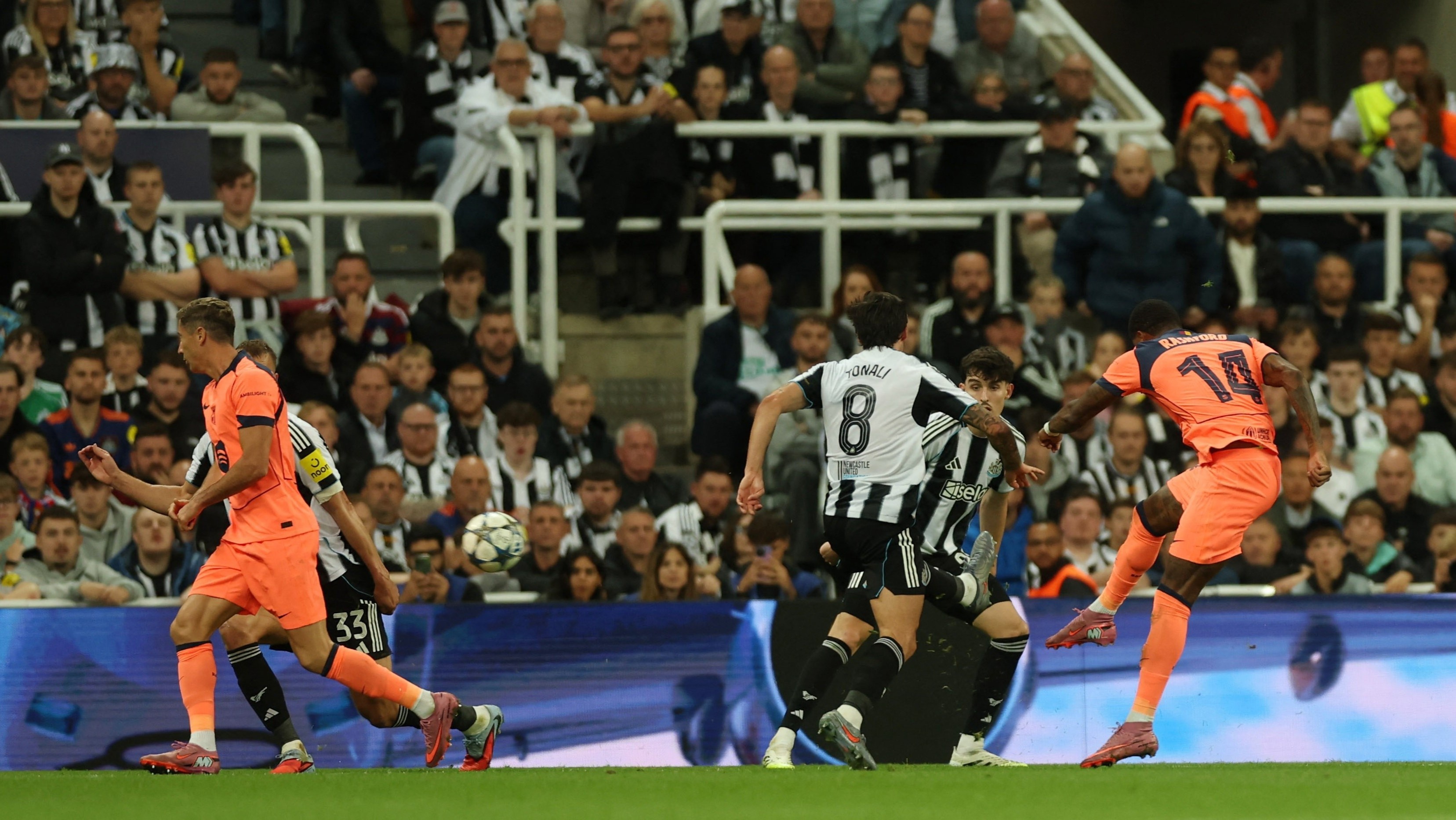 Cu dup cua Rashford hinh anh