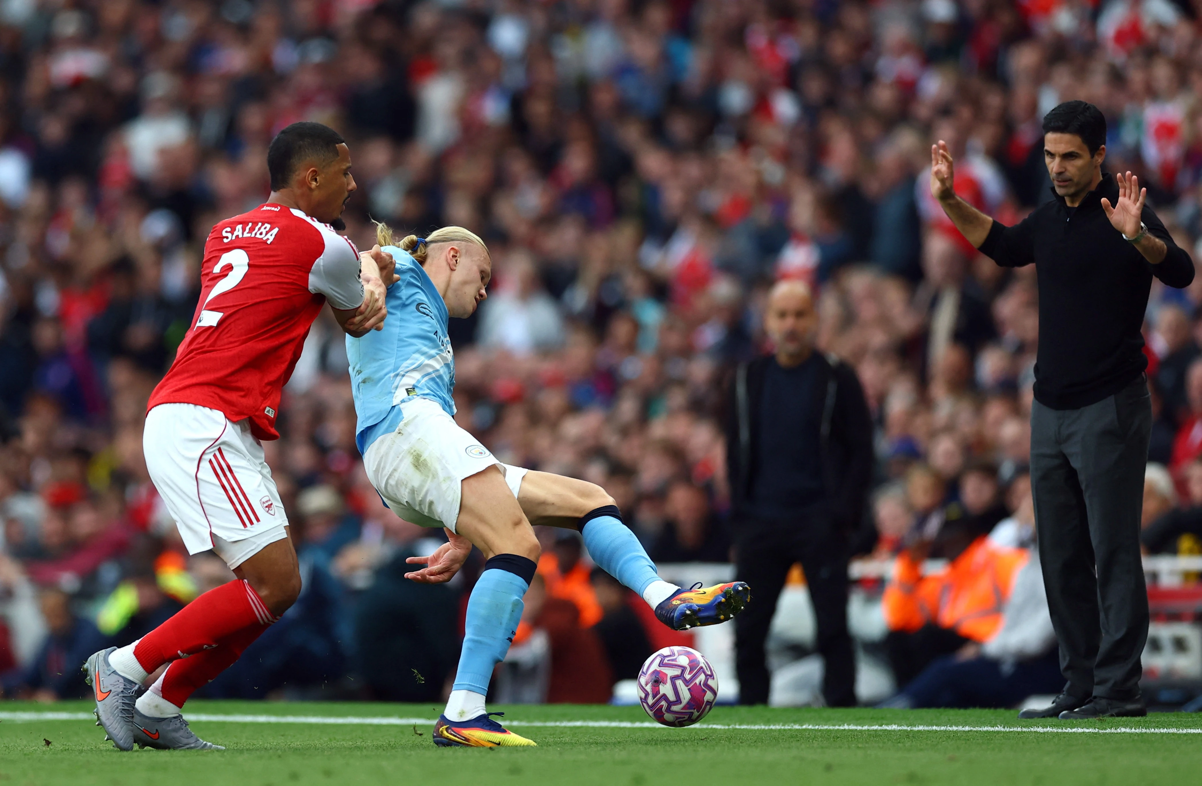 Guardiola 'dung xe bus' anh 6